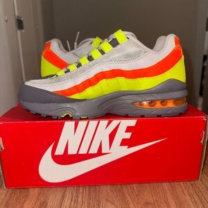 Nike Air Max '95 GS in Vast Grey and Volt